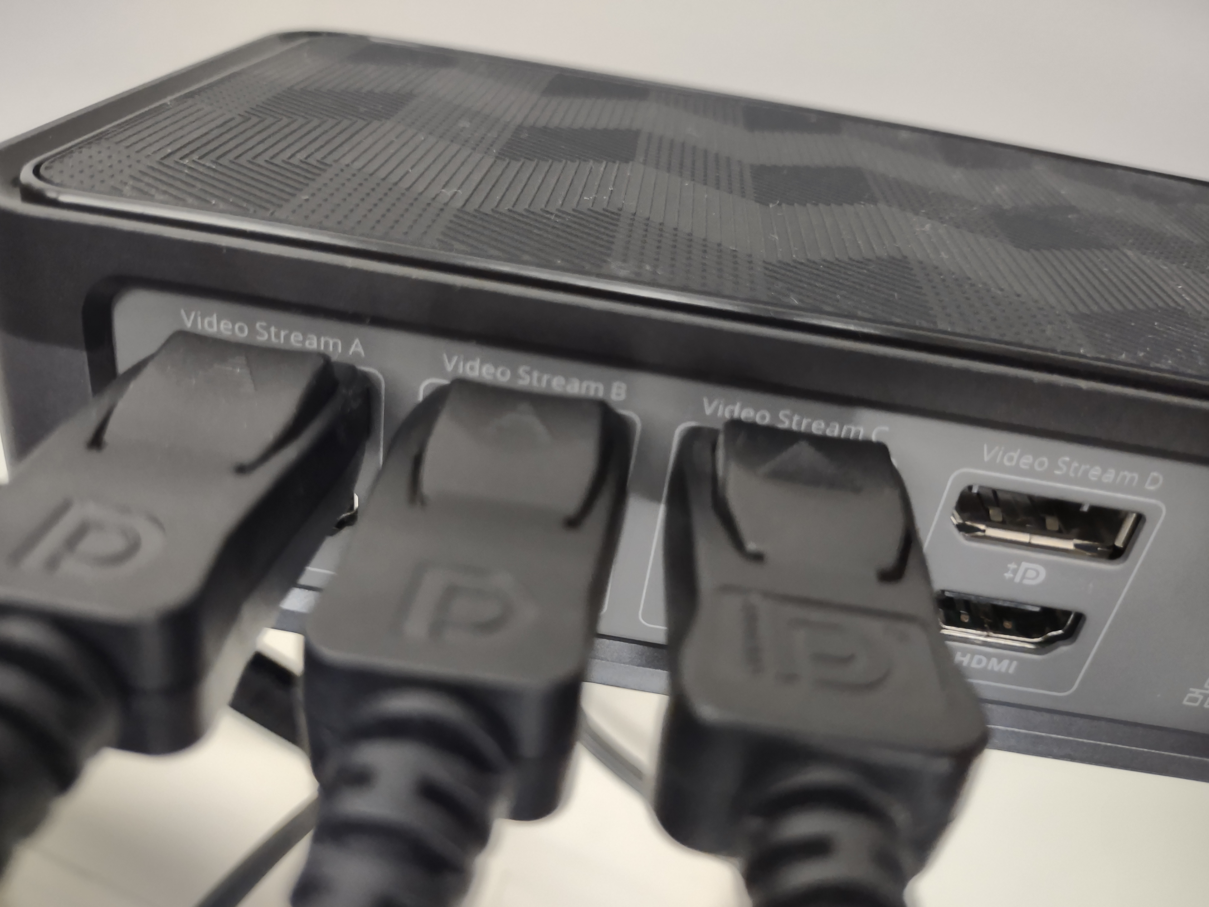 8.Video_Cable_Plugged.jpg